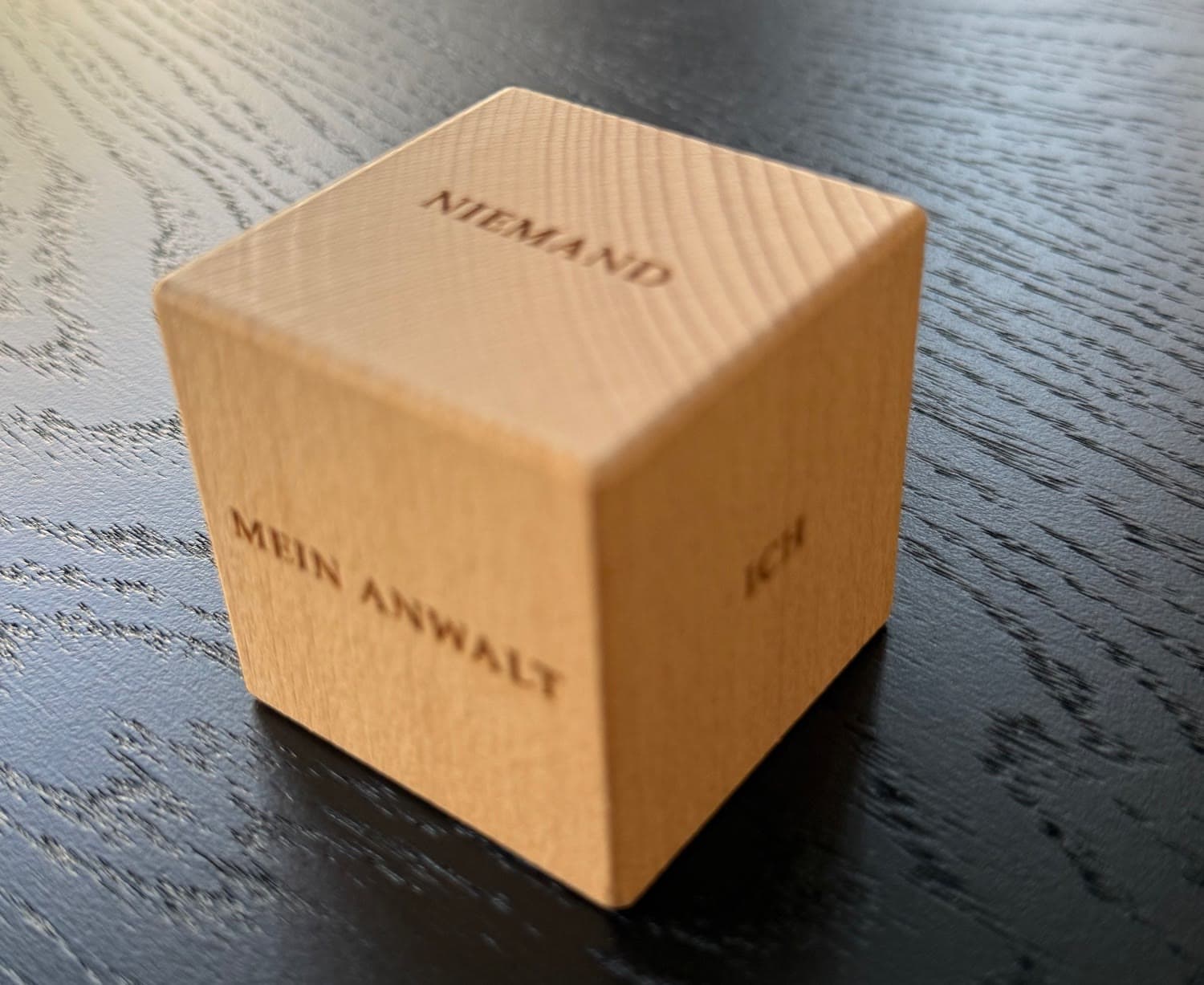 Holzwürfel mit den Aufschriften „Niemand“, „Mein Anwalt“ und „Ich“